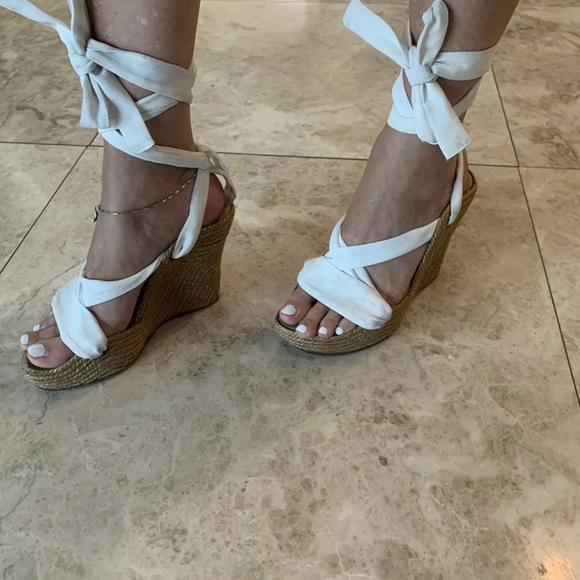 8.5 DKNY Womens Wedge Sandals, White, 38 1/2. Condition is Pre-owned. - Picture 4 of 6